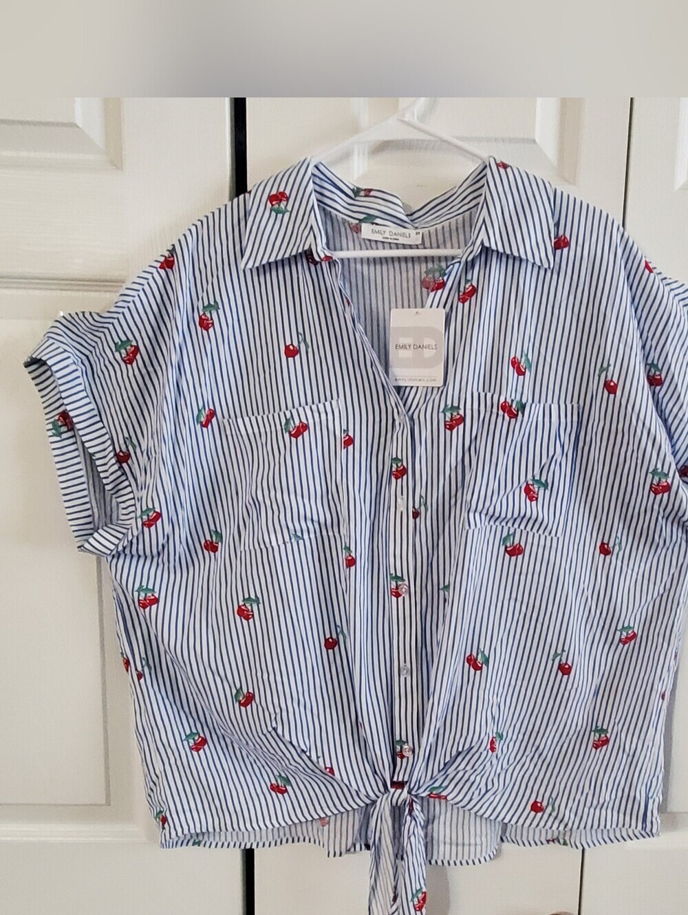 EMILY DANIELS NWT TIED KNOT. 3X BLUE STRIPES CHERRY TOP. SHORT SLEEVES
